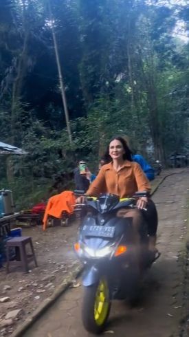 Viral Video Luna Maya Kendarai Motor Matic di Tengah Hutan, Aksinya Curi Perhatian