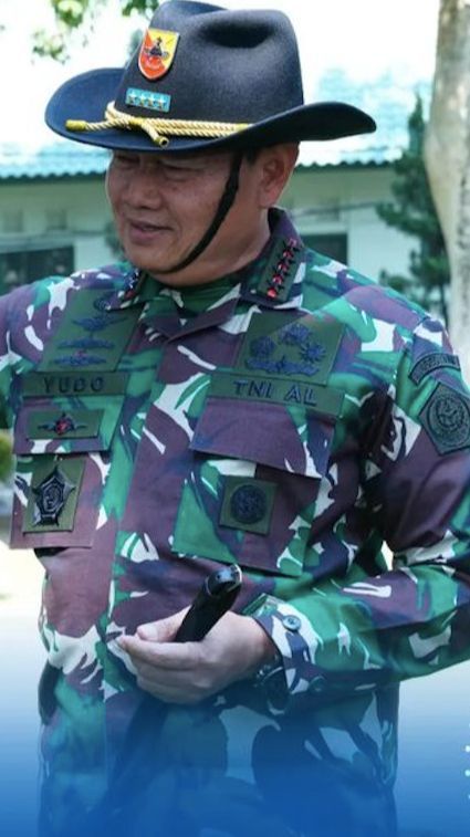 Berseragam Loreng Pakai Topi Koboi, Potret Panglima TNI Elus Kuda Didampingi Anak Buah