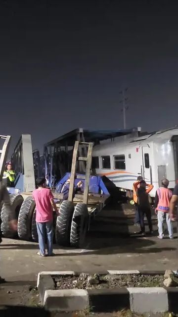 VIDEO: Kecelakaan Kereta Vs Truk, Masinis Lompat Selamatkan Diri Dekat Kobaran Api