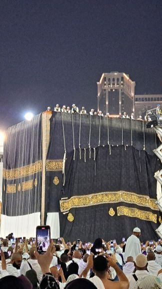 FOTO: Momen Penggantian Kiswah Ka'bah di Malam Tahun Baru 1 Muharram 1445 Hijriah