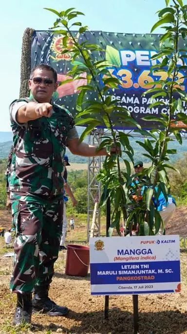 Berseragam Loreng, Begini Gagahnya Letjen TNI Menantu Jenderal Kopassus Nyangkul di Kebun