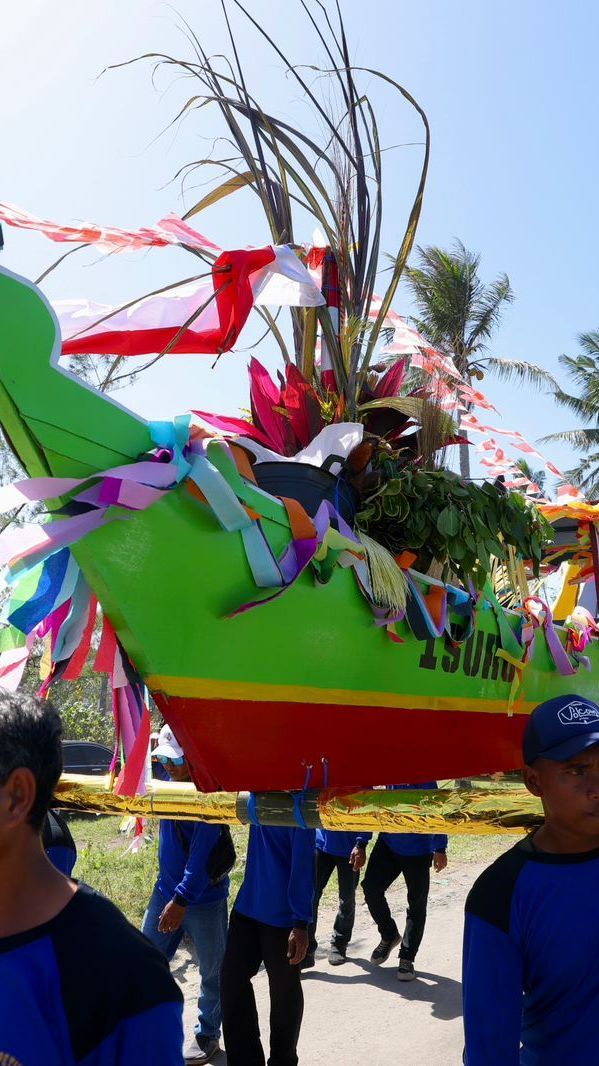 FOTO: Melihat Gotong Royong Masyarakat Nelayan Pesanggaran dalam Tradisi Petik Laut Lampon