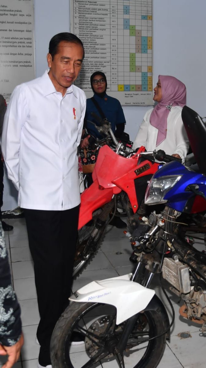 Jokowi Tinjau SMKN 2 Bengkulu Tengah: Nanti di Sini Bisa Saja Buat Mobil