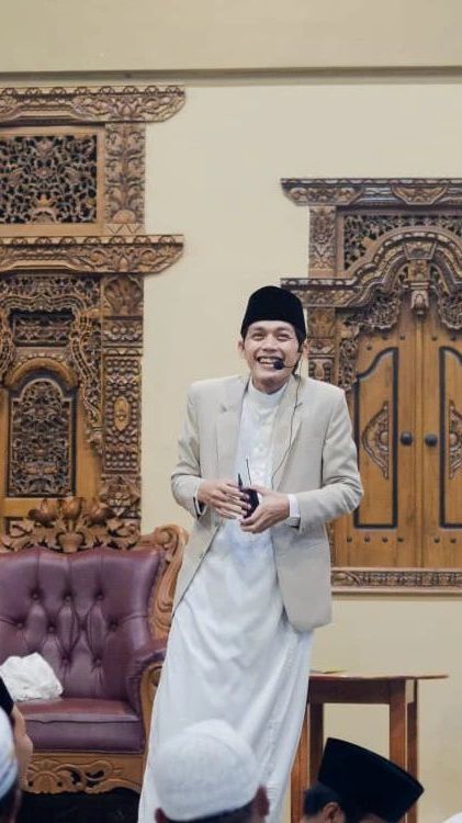 Sisi Lain Gus Iqdam Penceramah Muda Viral Asal Blitar, Bapak Satu Anak yang Romantis