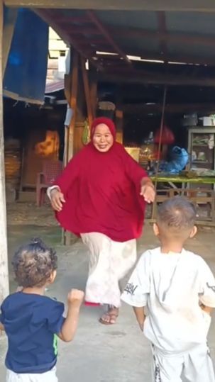 Pertemuan Nenek dan Cucu Ini Tuai Haru, Ada Kisah Sedih di Baliknya