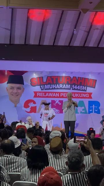 Jokowi Desain Kemeja Hitam Putih untuk Ganjar, Begini Reaksi Gerindra