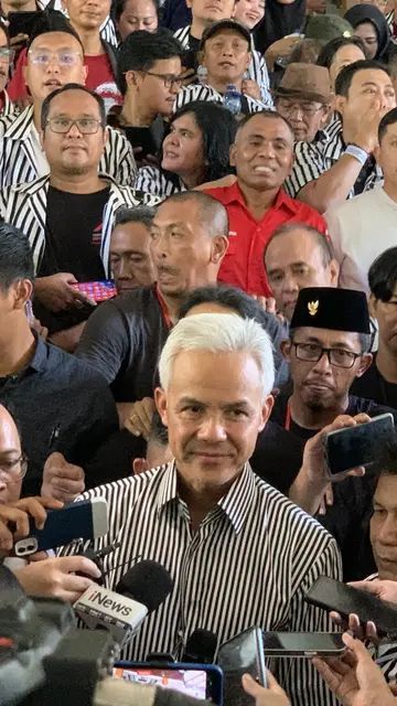 Membaca Pesan Politik Ganjar saat Blak-Blakan Baju Hitam Putih Didesain Jokowi