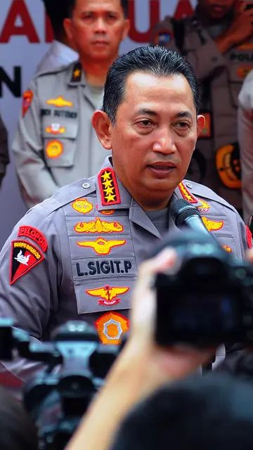 Gagah Turun dari Heli Berpakaian Adat, Momen Kapolri Datang ke Dayak Disambut Panglima Jilah