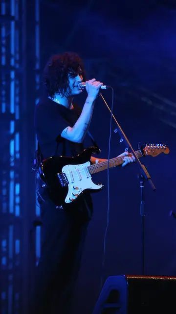 Polisi Selidiki Ciuman Sesama Jenis Vokalis dan Bassis The 1975 saat Konser di Malaysia