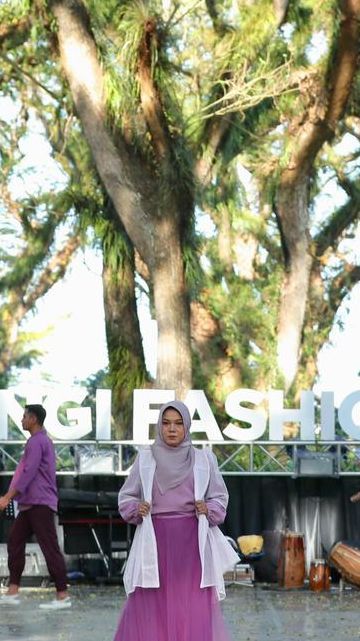 Berlatar Hutan De Djawatan, Banyuwangi Hadirkan Fashion Show yang Menyatu dengan Alam