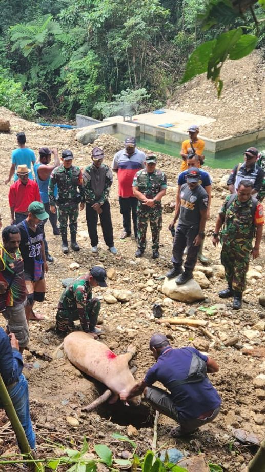 TNI AD Bantu Penuhi Air Bersih di Perbatasan Papua