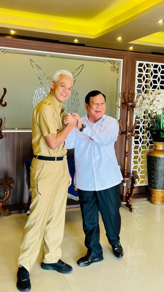 Unggah Foto Jabat Tangan Bareng Prabowo, Ganjar Pranowo: Bapak Pakai Hitam Putih Juga?