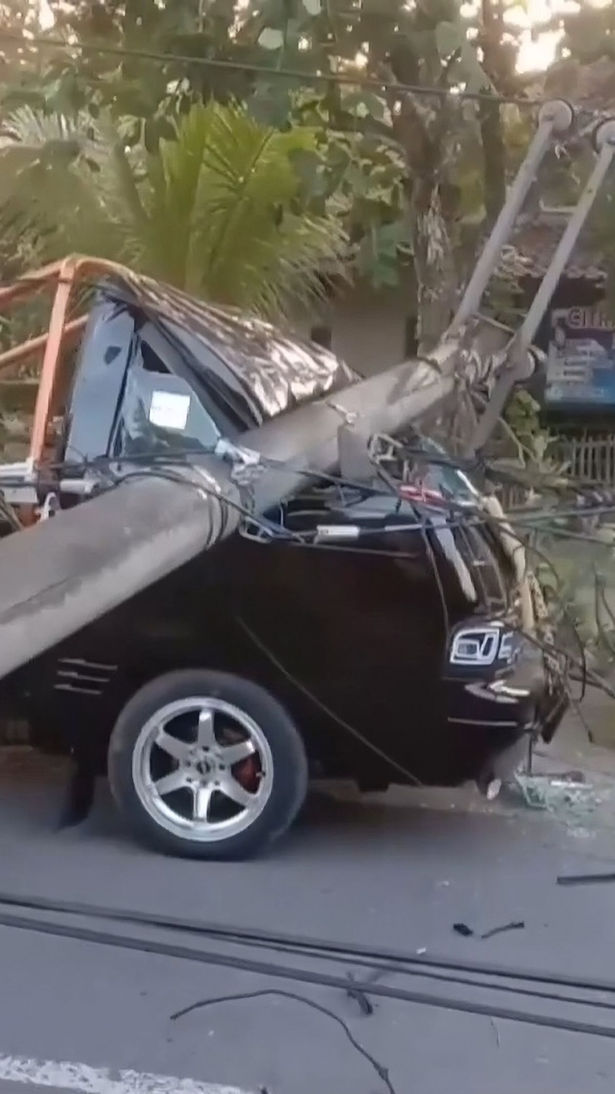 Hampir Tertimpa Tiang Listrik, Pengemudi Mobil di Pangandaran Selamat usai Diajak Istri Belanja Sayur