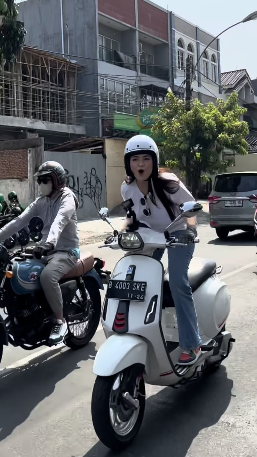 10 Potret Nathalie Holscher Sunmori Naik Vespa - Netizen: Kembali ke Settingan Pabrik