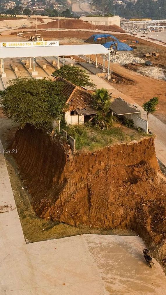 Diduga Masih Terkendala Pembebasan Lahan, Intip Potret Rumah Sebatang Kara di Tengah Proyek Tol Cijago