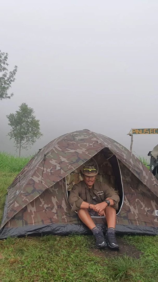 Jenderal Lulusan Terbaik Eks Wakapolri Santai Duduk di Jeep, Nikmati Malam Indah