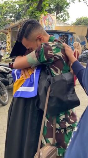 Bikin Haru, Begini Aksi Anggota TNI Beri Kejutan untuk Kakaknya yang Wisuda