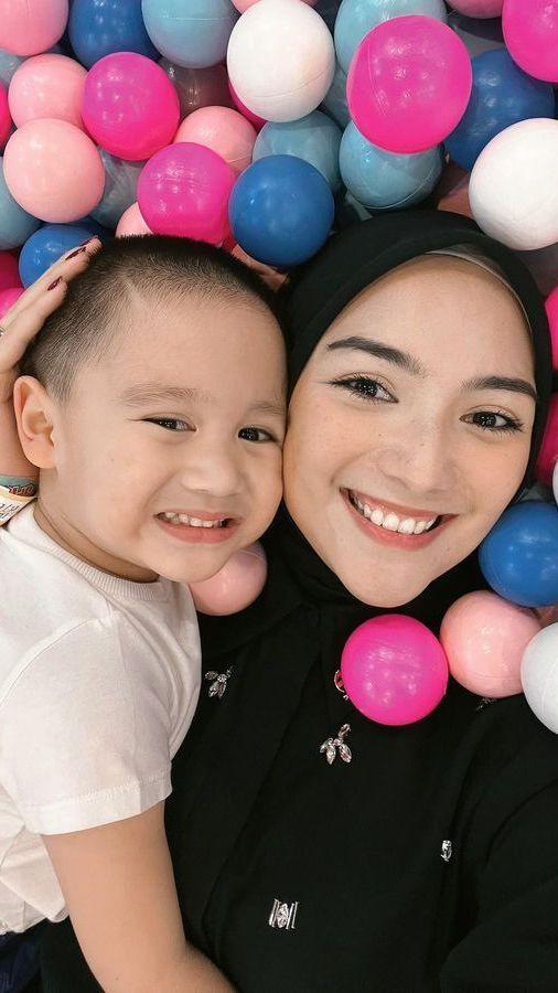 10 Potret Athar Anak Citra Kirana yang Makin Menggemaskan dengan Kepala Botak, Wajah Gantengnya Mirip Banget Rezky Aditya