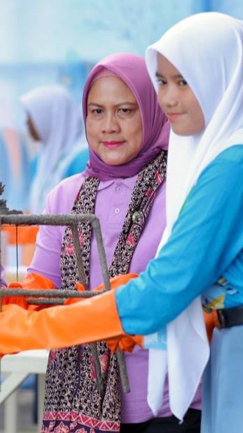 Bersama Anak-Anak, Ibu Negara Transplantasi Terumbu Karang di Bangsring Underwater Banyuwangi