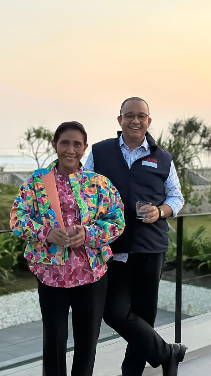 VIDEO: Anies Santai Bersama Susi Pudjiastuti Nikmati Sunset & Air Kelapa di Pangandaran