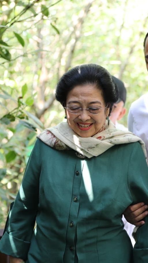 Resmikan Kebun Raya Mangrove di Surabaya, Megawati Disambut Khofifah