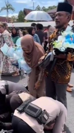 3 Saudara Kandung Jadi Polisi, Berseragam Lengkap Kompak Sujud di Kaki Ibu & Bapak saat Pelantikan Sang Adik