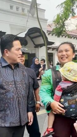 Melihat Ojol Wanita Bawa Anak, Erick Thohir Hatinya Tersentuh Beri Hadiah Tak Terduga