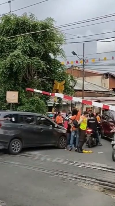 Momen Menegangkan Mobil Terobos Palang Kereta yang Sudah Tertutup, Petugas Sampai Lari