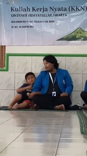 Viral Momen Gemas Mahasiswa KKN dan Bocah Laki-laki, Nempel Bak Ayah dan Anak