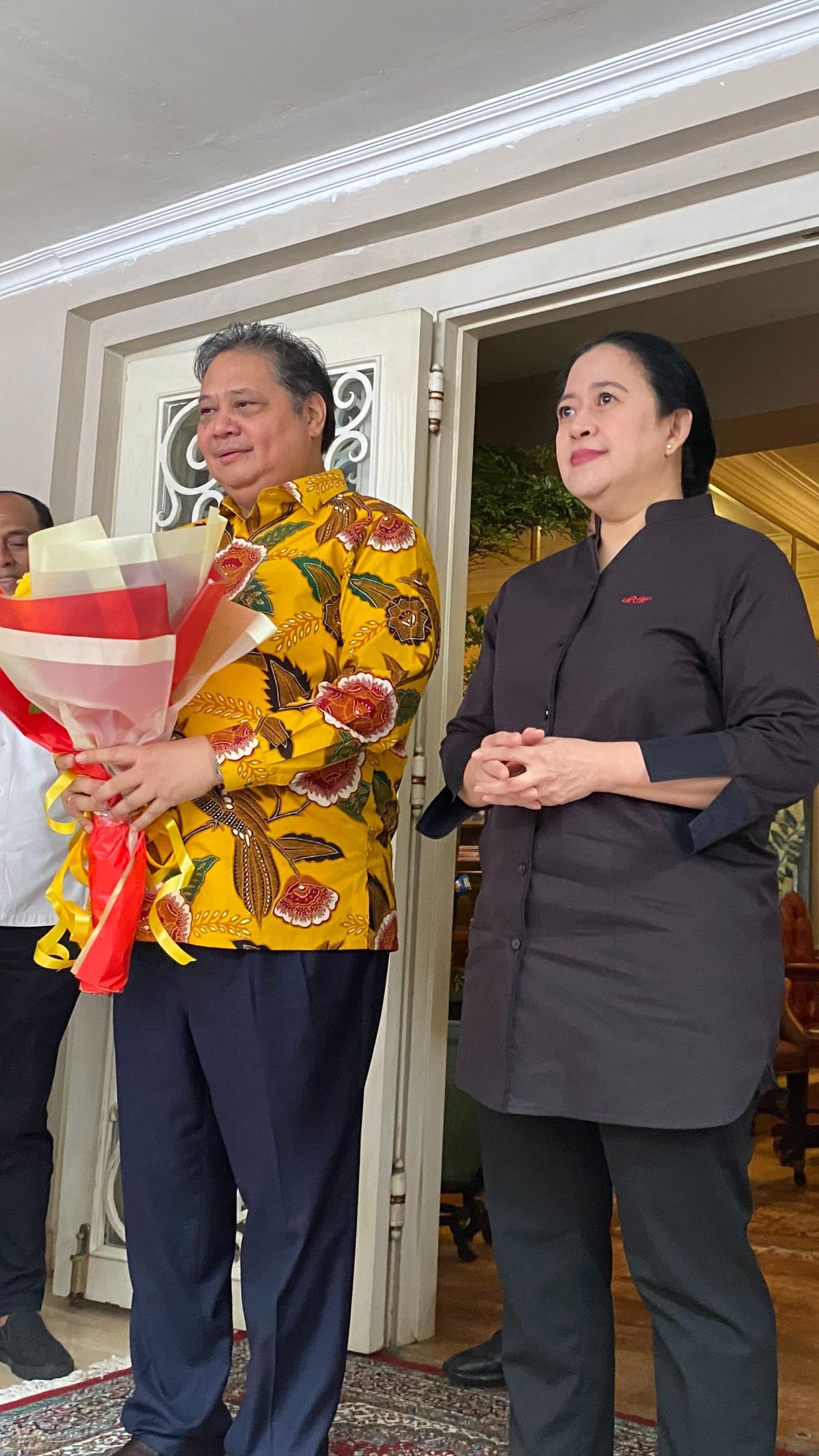 Airlangga Ungkap Arti Bunga Merah Kuning untuk Puan Maharani