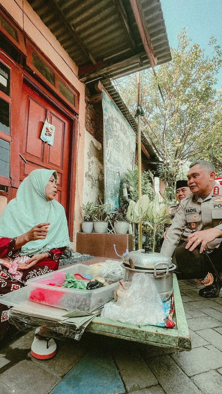 Jenderal Bintang 3 Angkatan Kapolri Jongkok Beli Jajanan Pasar, Begini Ekspresi Pedagang