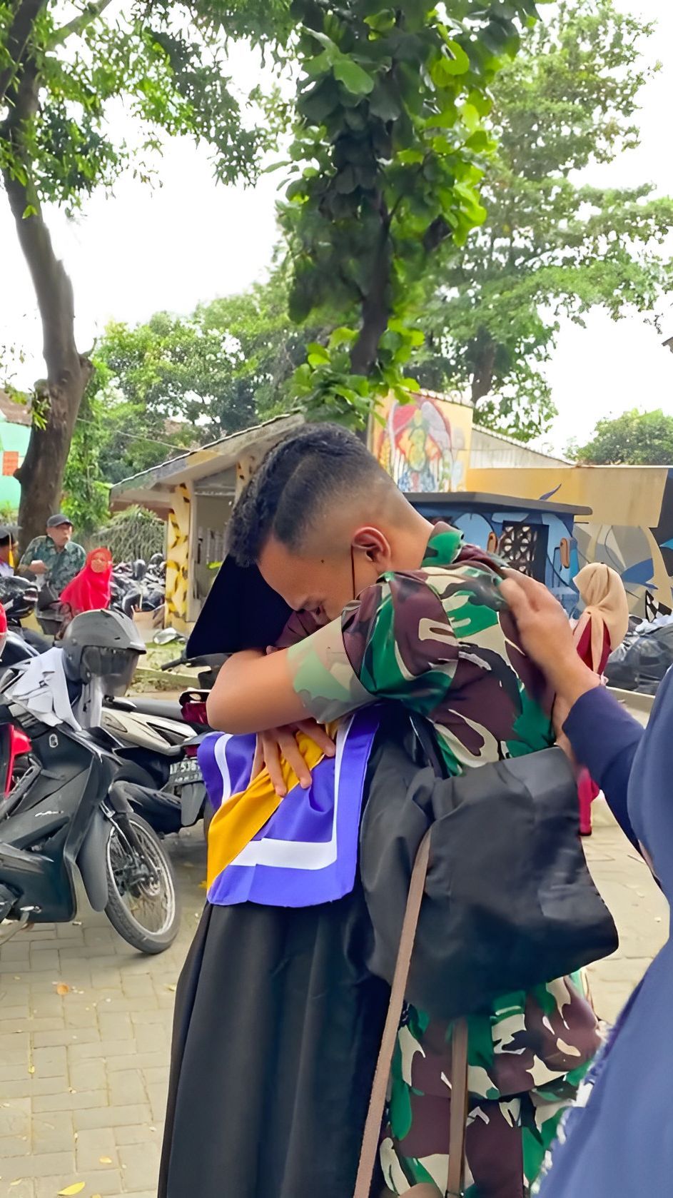 Cewek Cantik Wisuda Tanpa Dihadiri Sosok Ayah, Nangis saat Adiknya TNI Mendadak Datang