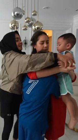 Nagita Slavina Jadi Rebutan Rafathar dan Rayyanza, Cipung Ngamuk Auto Pukul Aa