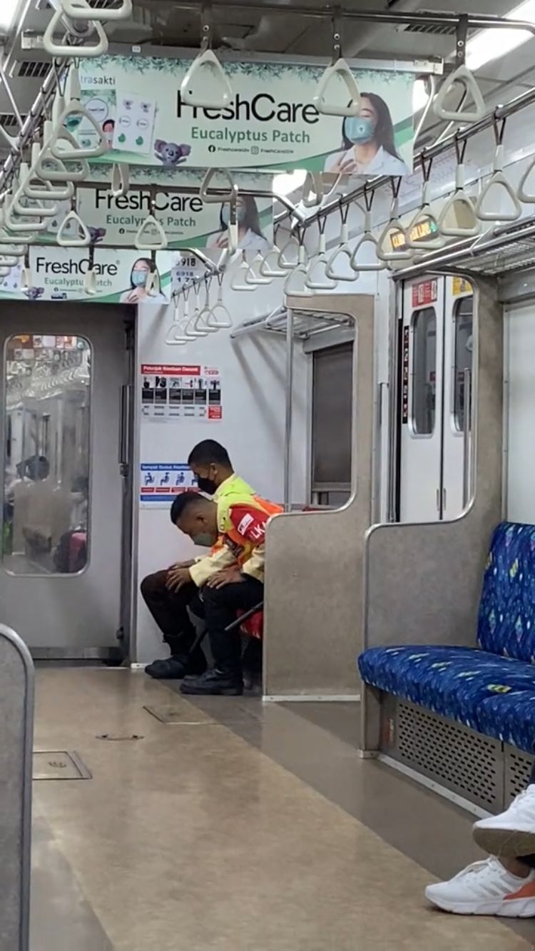 Viral Petugas KRL Salat Sambil Duduk di Kereta, Bikin Respect