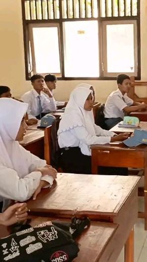 Cerita Pilu Siswa di Madura Tak Mampu Beli Seragam, Rela Pakai Celana Kakaknya yang Kebesaran