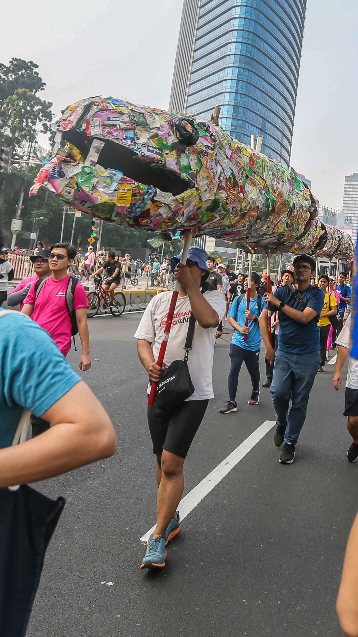 FOTO: Pegiat Lingkungan Pawai Bawa 'Ular Sampah Saset Raksasa' Tuntut Bebas Plastik di Kawasan Bundaran HI