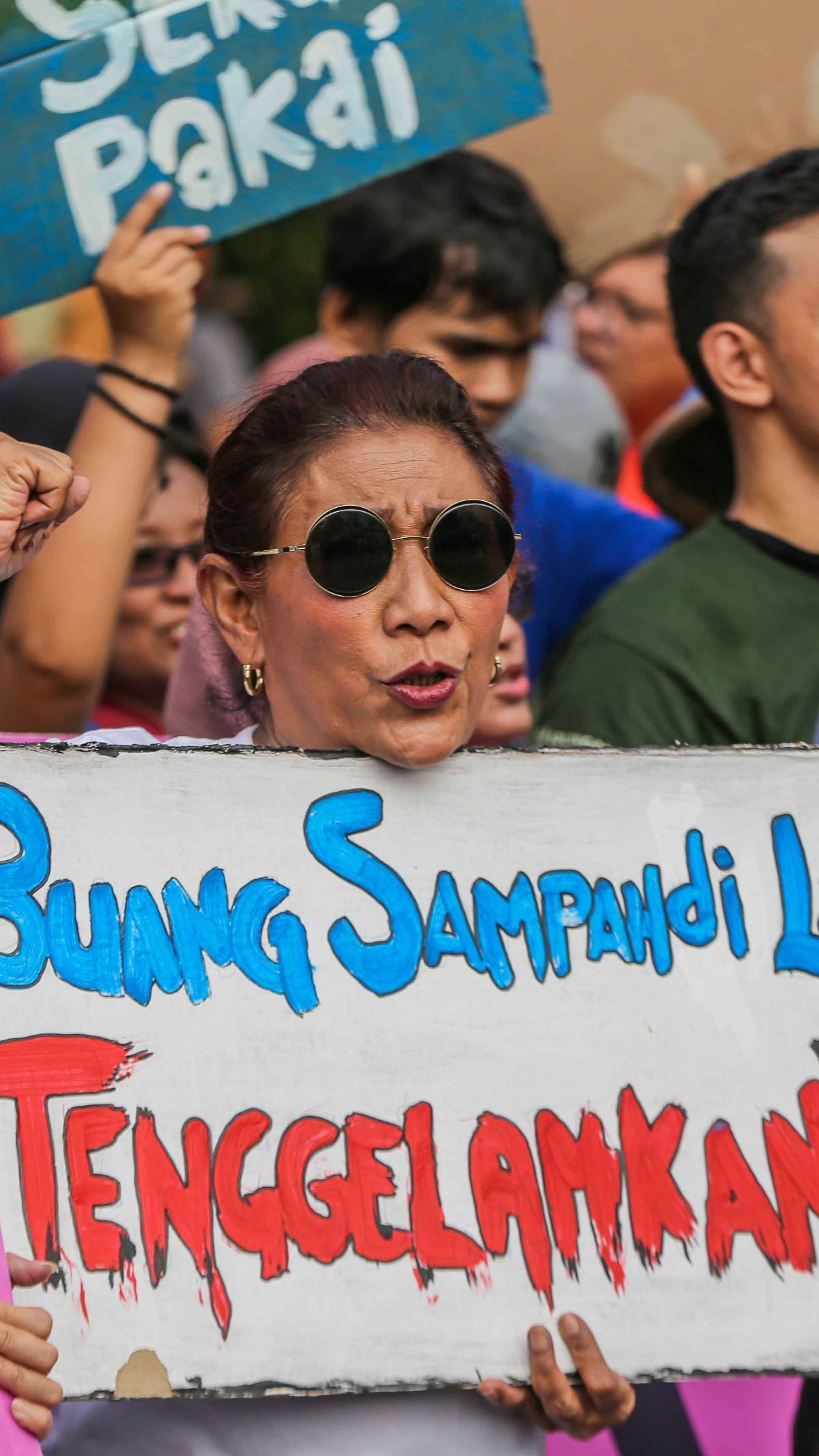 FOTO: Tampil Bak ABG, Susi Pudjiastuti Curi Perhatian Bentangkan Poster Menggegerkan saat Pawai Bebas Plastik di Bundaran HI