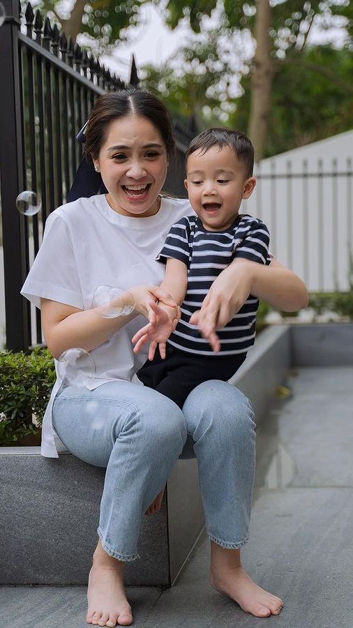 10 Momen Lucu Rayyanza Main Bubble Bareng Mama Nagita, Senyumnya Bikin Meleleh