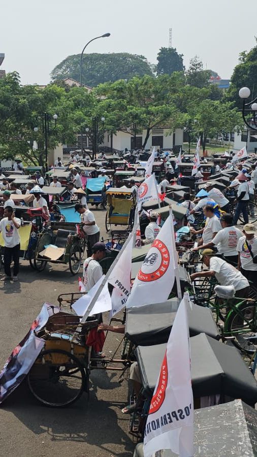 Cara Unik Ratusan Tukang Becak di Bogor Dukung Ganjar Lewat Video Call