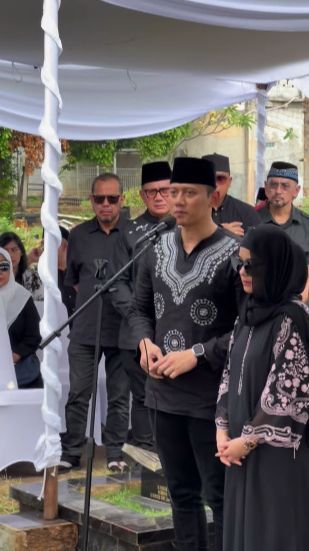 Innalillahi Wainaillahi Rojiun, Agus Harimurti Berduka, Annisa Pohan Terisak di Pusara