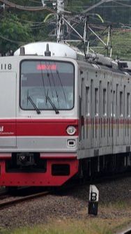 Viral Momen Petugas KRL Salat di Gerbong Kereta, Banjir Pujian