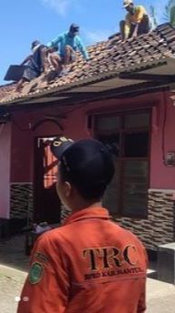 Terdampak Gempa, Begini Kompaknya Warga Bantul Gotong-Royong Renovasi Rumah Bareng Aparat