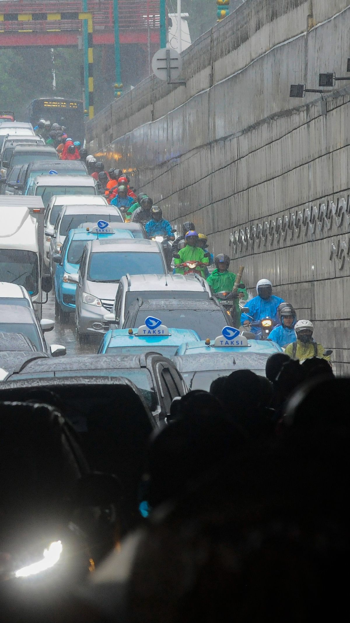 Gara-Gara Motor Berteduh, Underpass Mampang Macet Mengular