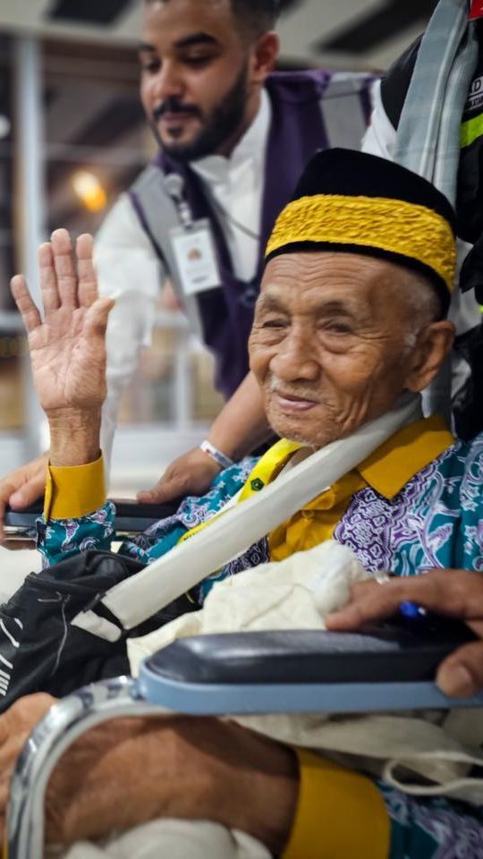 Kisah Mbah Harun Haji Tertua Indonesia 2023 selama di Tanah Suci, Akui Lemah di Depan Ka’bah