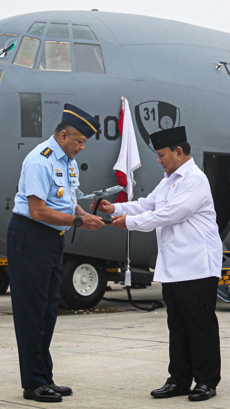 Menhan Prabowo Serah Terima Unit Kedua Pesawat C-130J Super Hercules ke KSAU