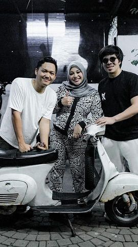 Momen Aurel Beri Surprise Ultah untuk Sang Adik, Hadiahnya Ternyata Motor Impian Azriel