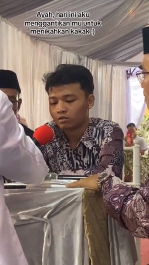 Menangis saat Ucapkan Ijab Kabul, Ini Momen Haru Adik Gantikan Ayah jadi Wali Nikah Sang Kakak