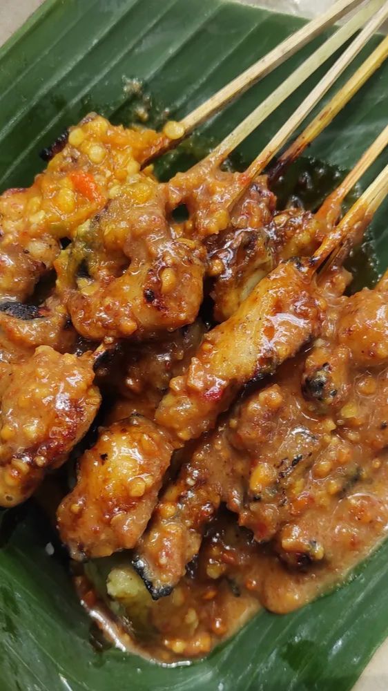 Mengapa Orang Indonesia Sering Menggunakan Daun Pisang Sebagai Pembungkus Makanan?