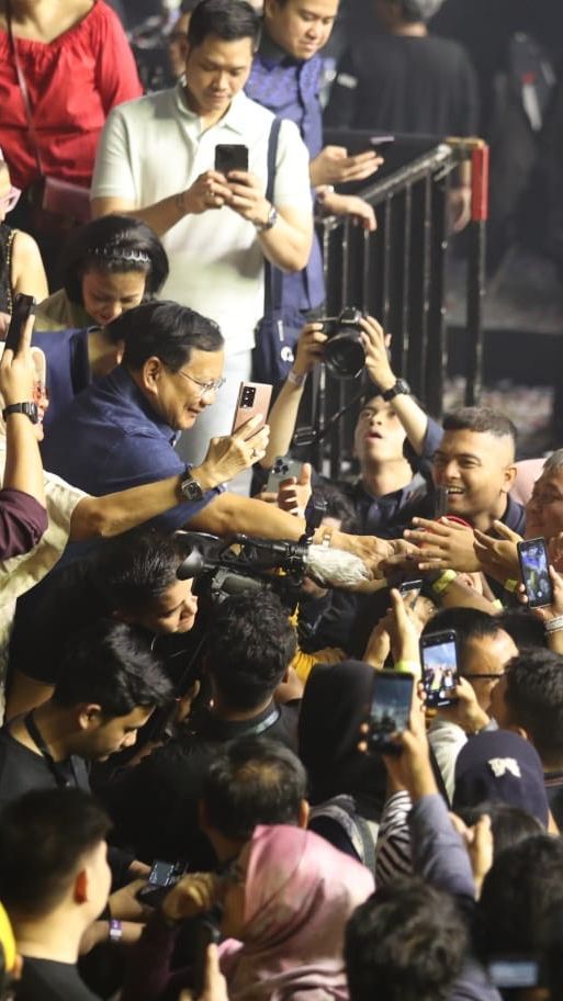 Momen Prabowo Nonton Konser 3 Dekade Ari Lasso, Beri Salam Hormat sampai Nyalakan Flash Light