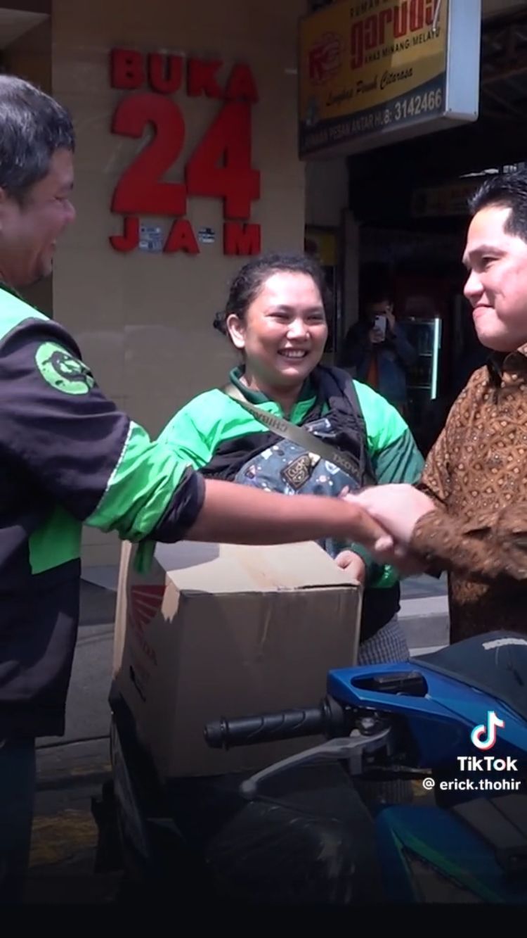 Momen Erick Thohir Beri Motor Wahyuni Ojol Wanita yang Bawa 2 Anaknya Kerja, Tepati Janji